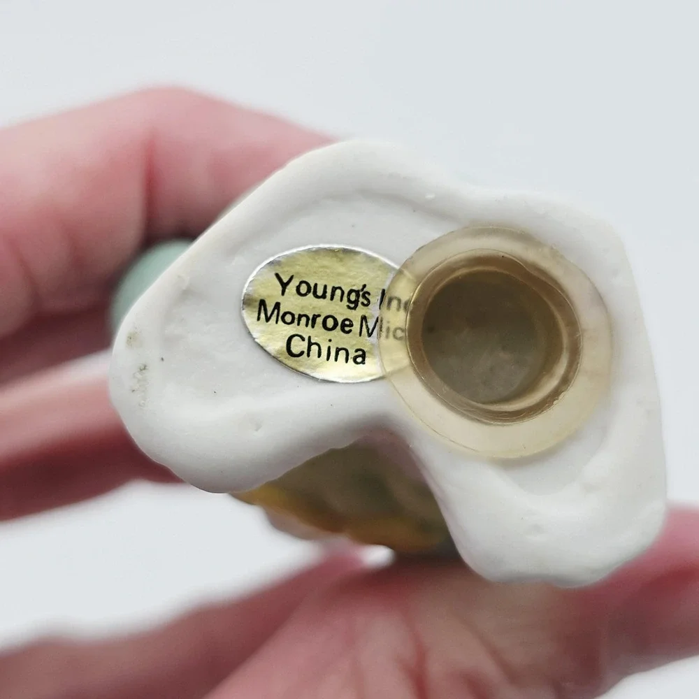 Vtg Youngs Inc Easter Bunny Salt‎ Pepper Shakers Small Ceramic Pastel Pair Decor
